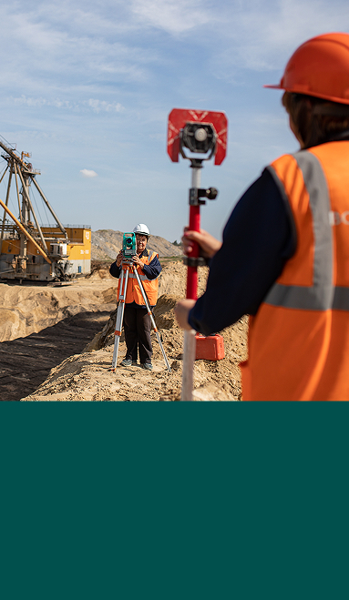 Каска и рука рабочего